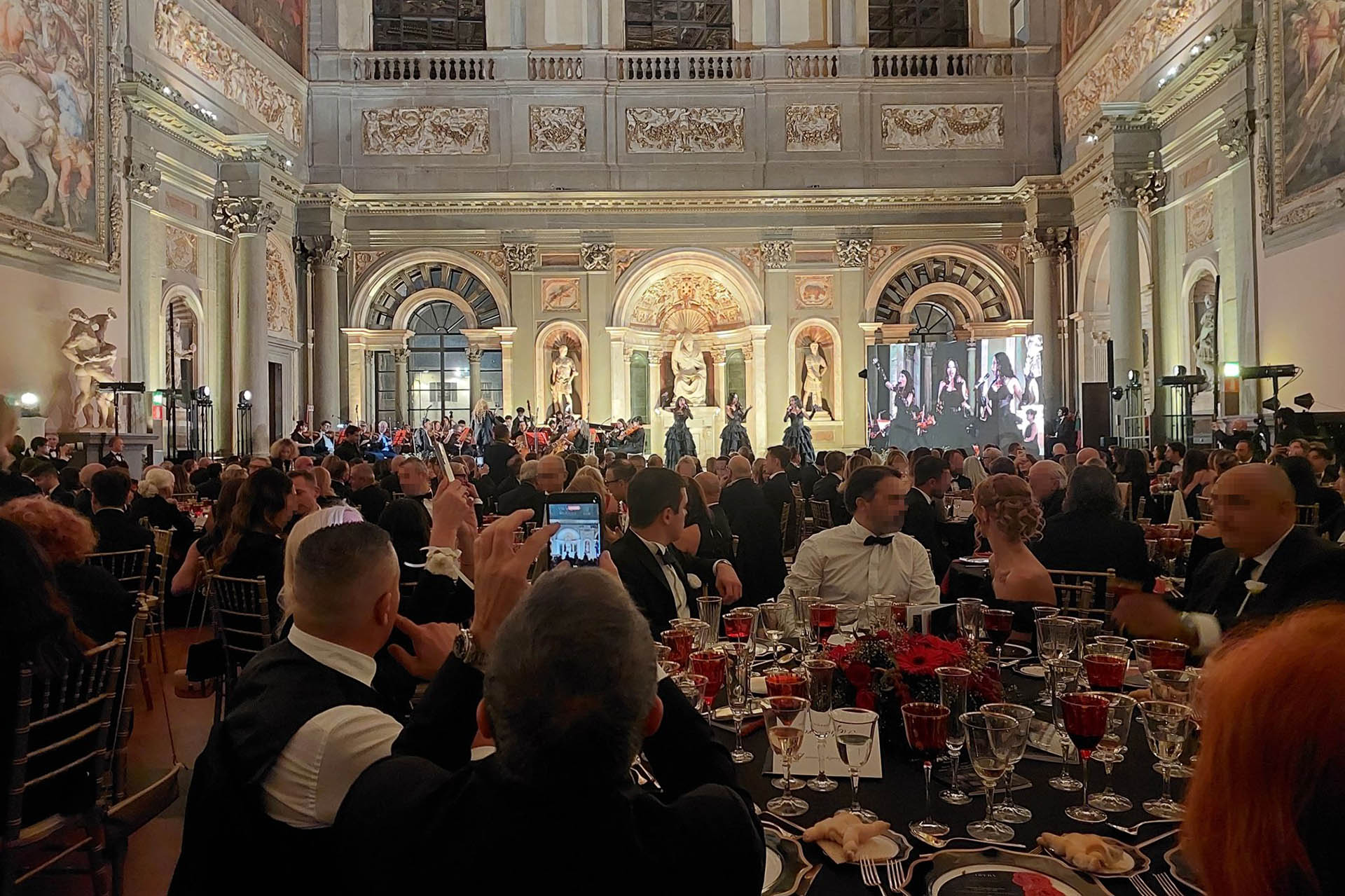 El espléndido marco del Salone dei 500 en el Palazzo Vecchio en Florencia con motivo del evento en apoyo de la Fundación ANT el 15 de octubre de 2025