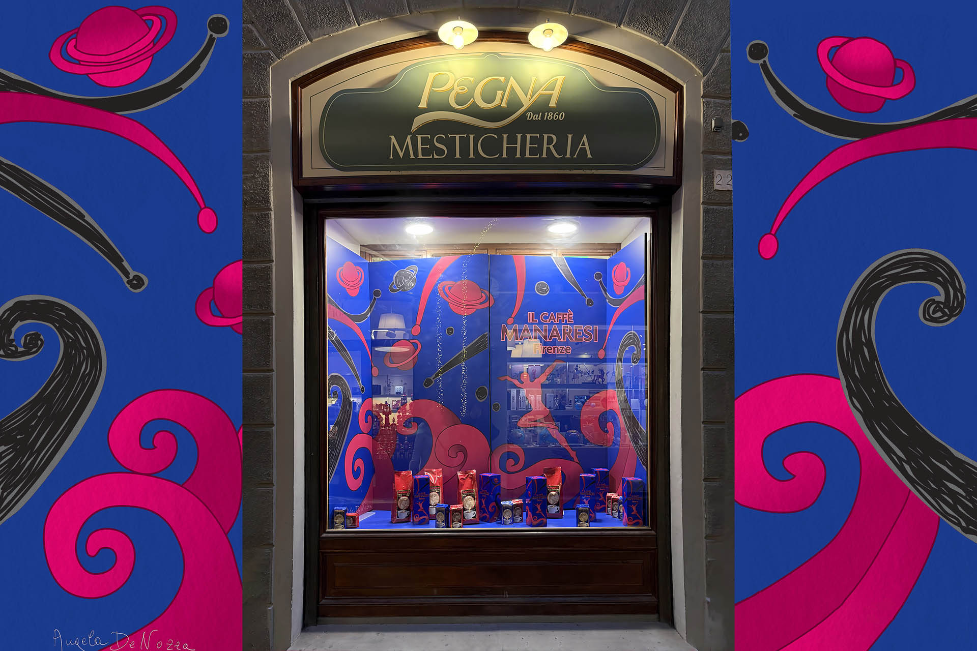 Das vom historischen florentinischen Geschaft Pegna dem Zusammenspiel zwischen Il Caffe Manaresi und der Kunst von Angela De Nozza gewidmete Schaufenster