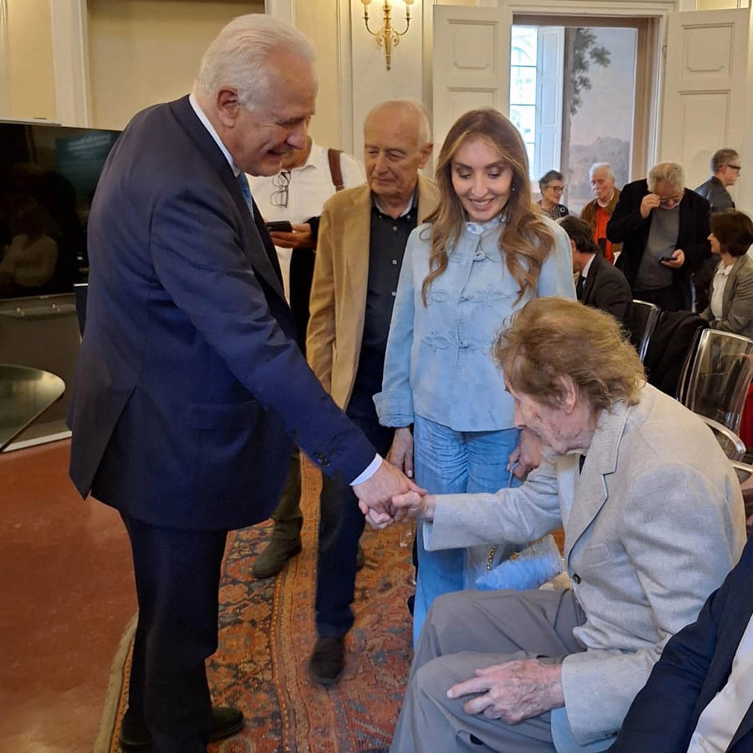 Der Präsident der Region Toskana, Eugenio Giani, trifft den Künstler Roberto De Nozza.