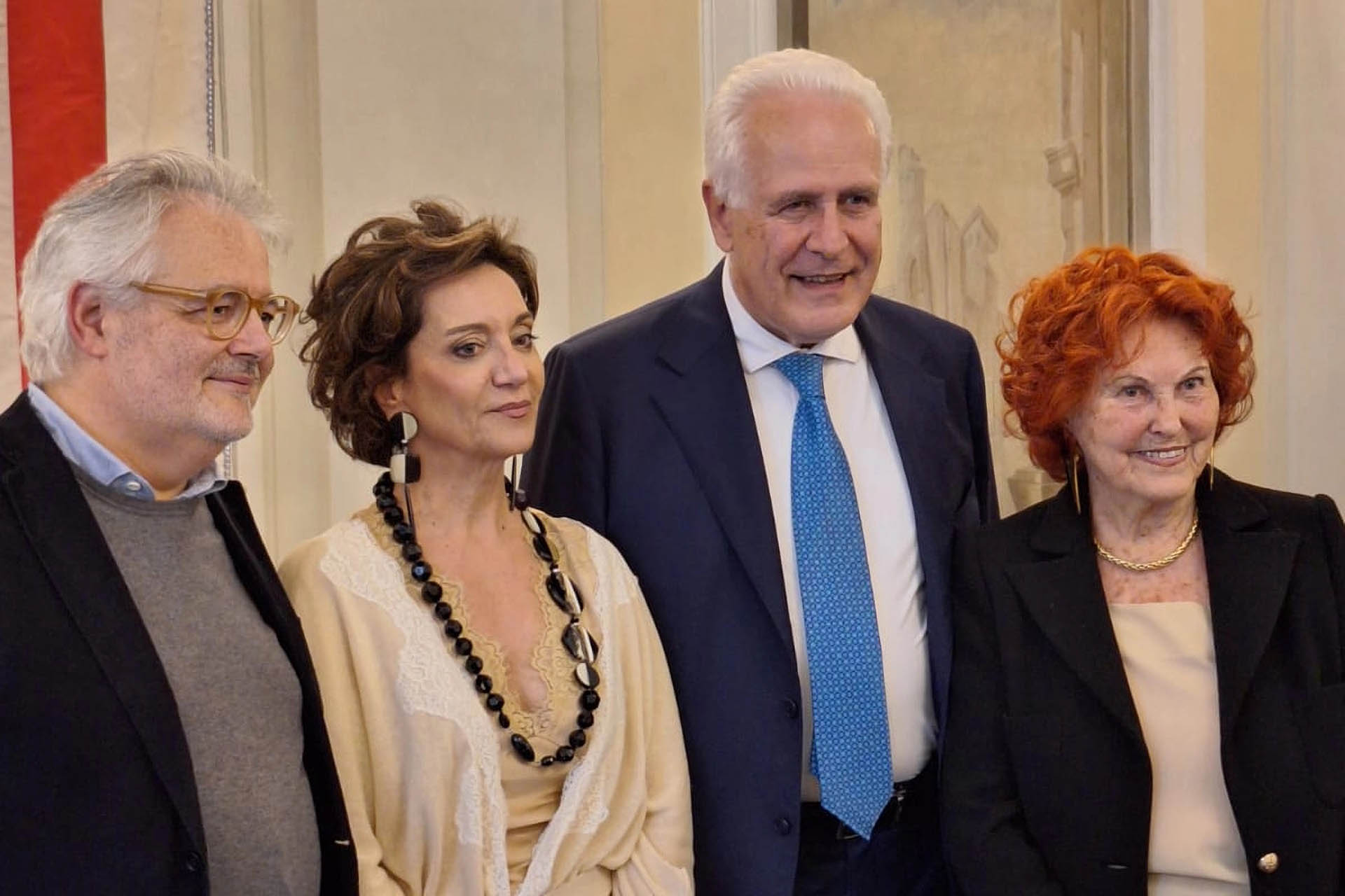 Der Präsident der Region Toskana, Eugenio Giani, zusammen mit der Geschäftsführerin unseres Unternehmens, Alessandra Calcagnini, sowie den Kuratoren der Ausstellung, Cosimo Chiarelli (links) und Rosanna Tempestini Frizzi (rechts), bei der Eröffnung der Fotoausstellung 