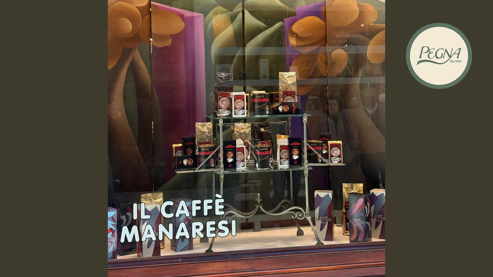 The Manaresi window display created by Pegna and enhanced by the artwork of the painter Angela De Nozza
