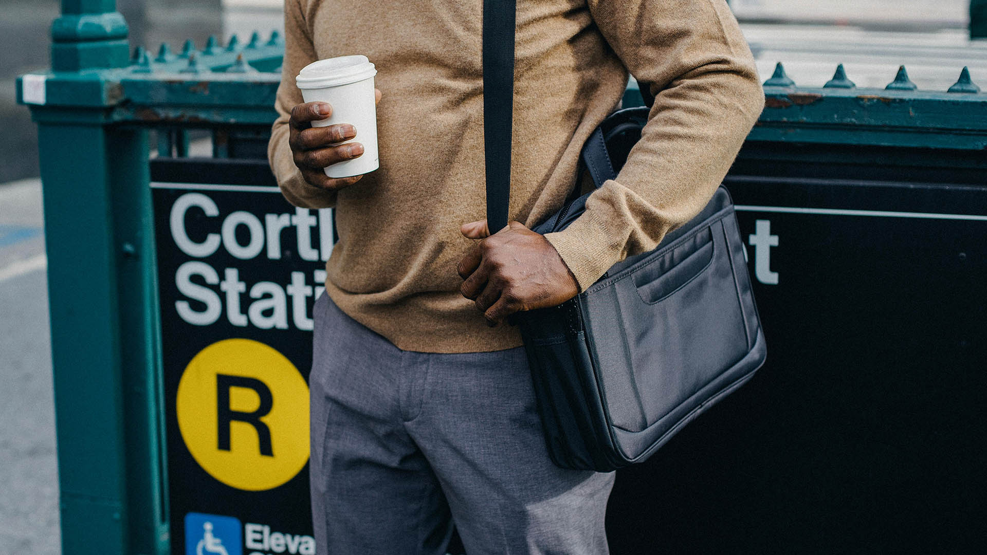 En Estados Unidos, el café es una bebida que te acompaña durante todo el día, a menudo para llevar y servir bien caliente. En Nueva York, el café se toma así, en un vaso de papel, quizás con traje y corbata, corriendo a la oficina en un rascacielos de espejos.
