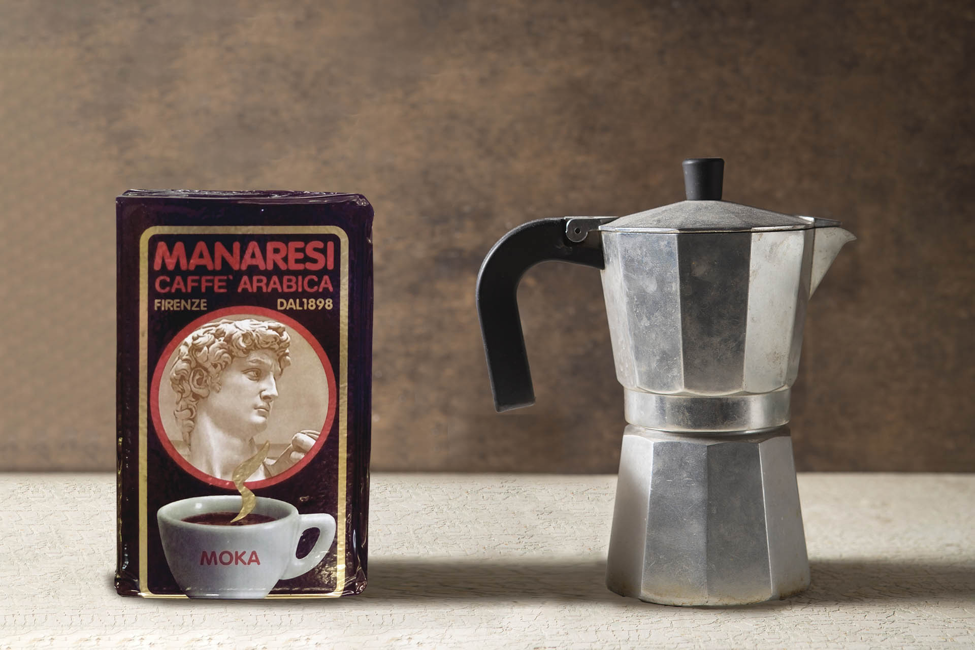 El café Manaresi, en el clásico paquete molido para moka, es perfecto para un tiramisu perfecto