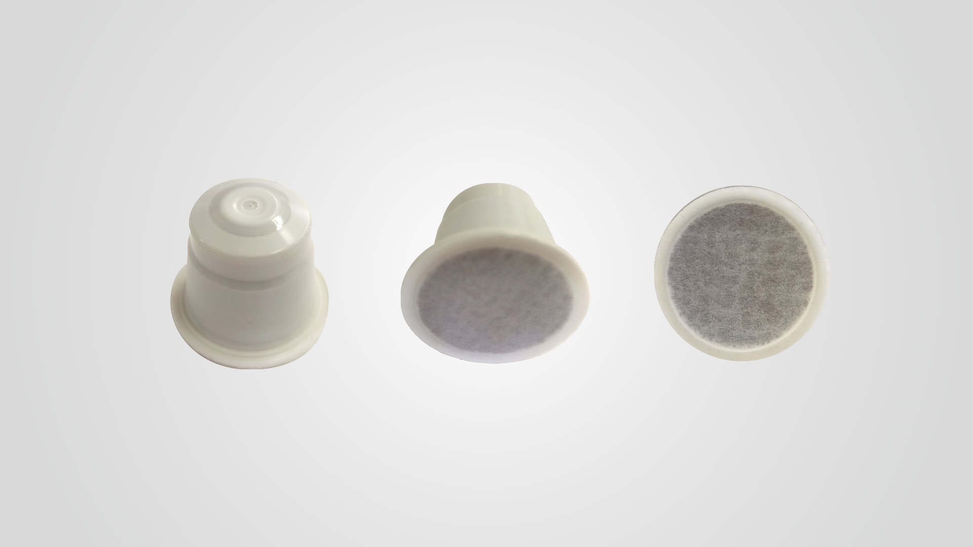 Le premier type de capsules biodégradables et compostables que nous avons produit, avec un corps en bioplastique et une fermeture en papier technique.