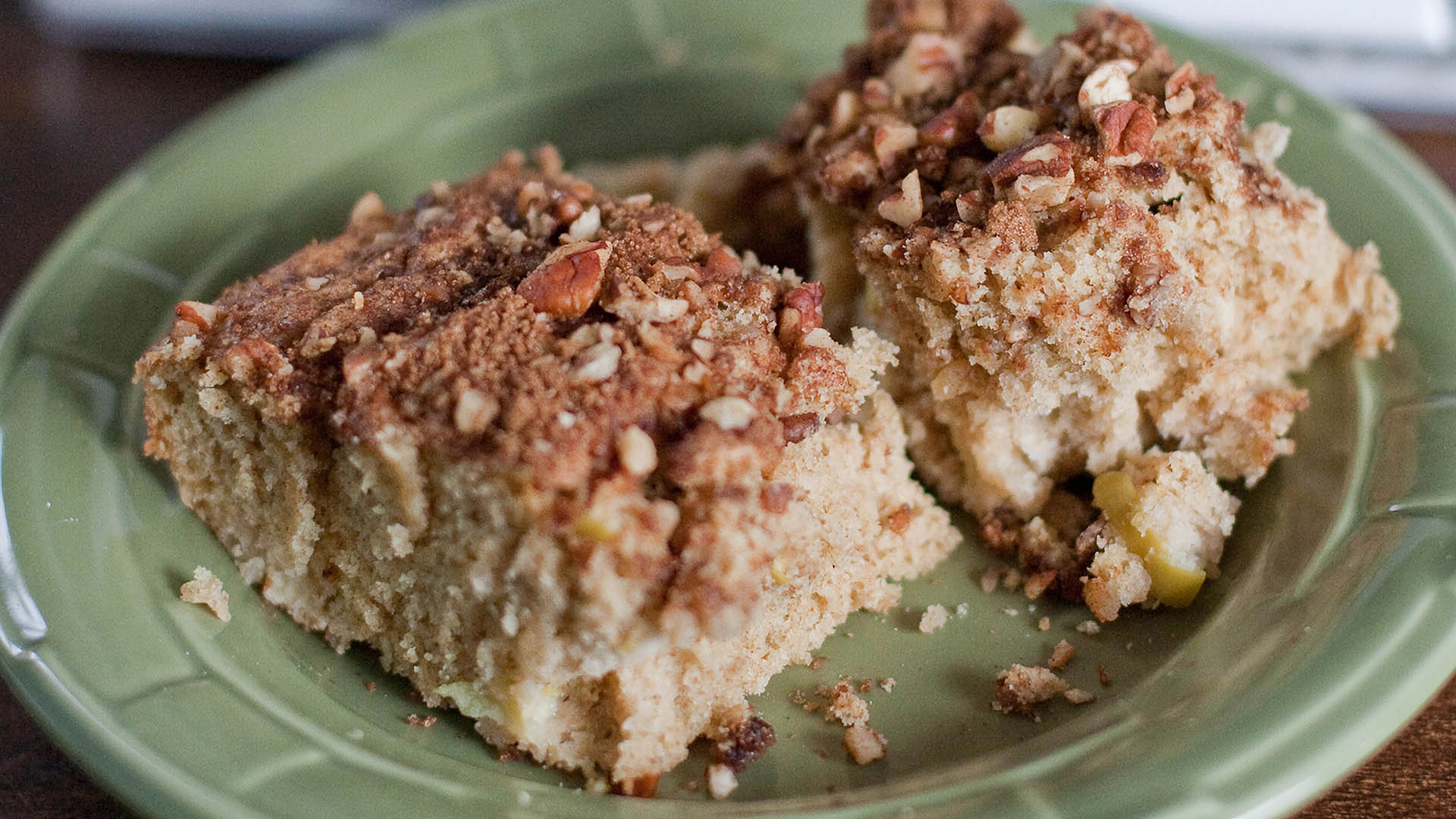 J’aurais aimé utiliser une photo de ce Coffee Cake que j’ai mangé à Boston cet été, mais je ne l’ai pas trouvée. Voici donc une photo de Wikimedia Commons, ensuite modifiée pour en améliorer le rendu. Le Coffee Cake est un gâteau moelleux qui a tendance à s’émietter grâce à son crumble. La cuisson est essentielle pour ne pas le sécher ou le laisser trop humide.