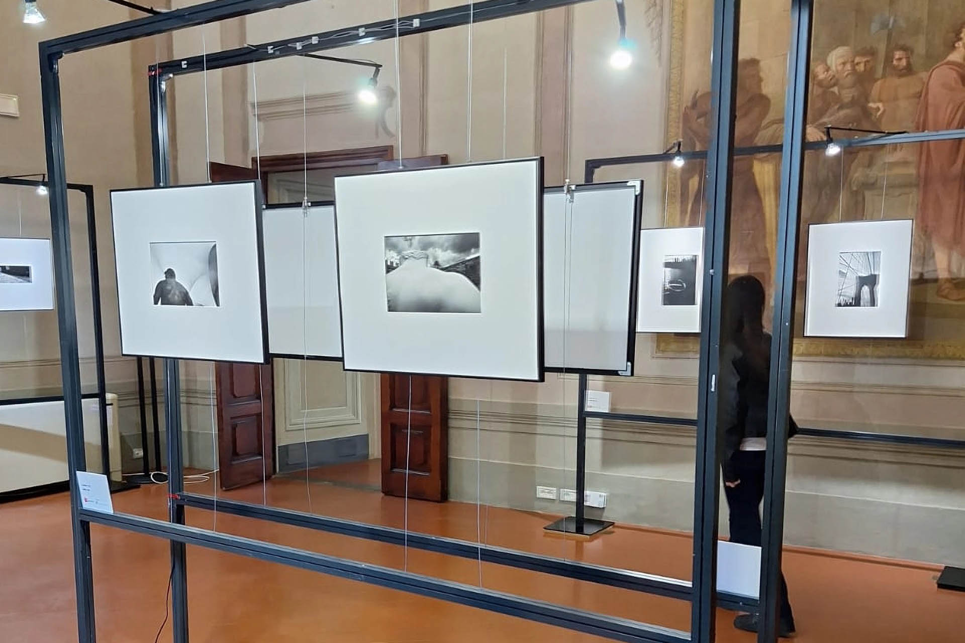 L'installation de l'exposition photographique 