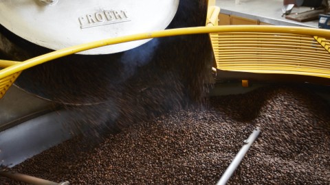 Torrefazione del caffè: arte della miscelatura e tostatura perfetta