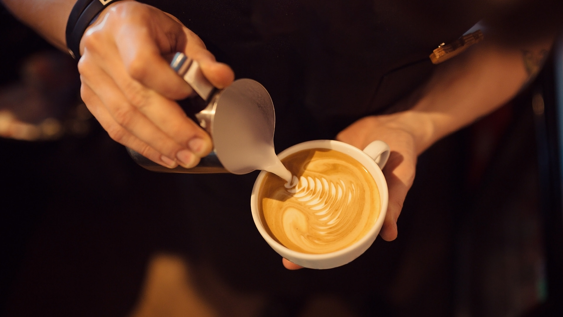 Caffè e latte si uniscono in bevande che conquistano. Dal caffè macchiato con il latte al cappuccino, fino alle bevande a base di caffè della moda dei giovanissimi