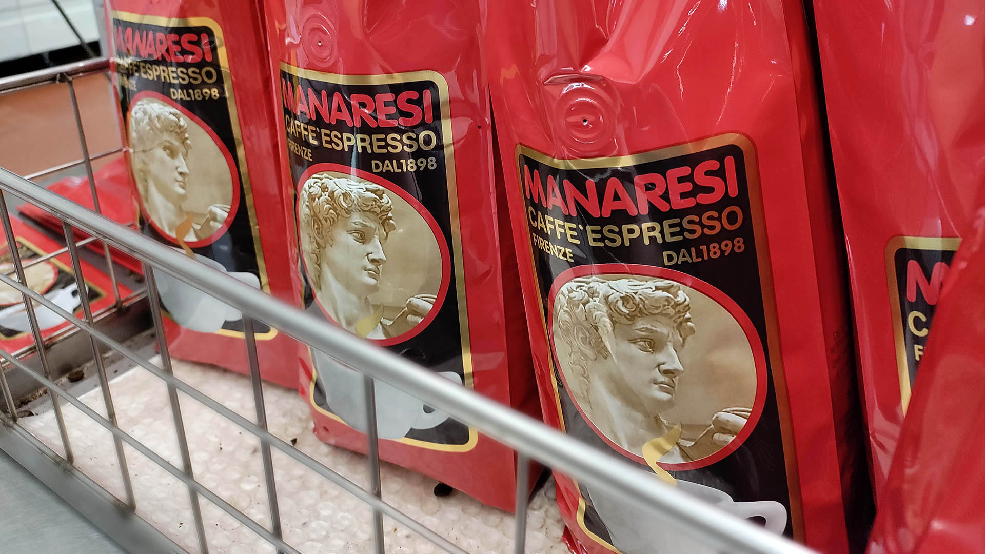 Il confezionamento semiautomatizzato del caffè 
