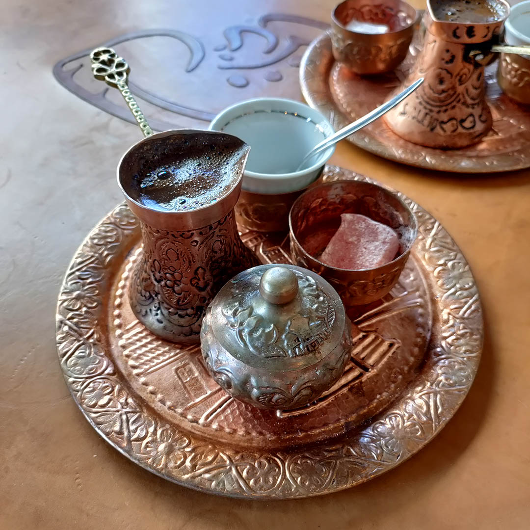 Il caffè bosniaco accompagnato da un dolcetto turco (Turkish delight) in un piccolo locale nell'area pedonale di Sarajevo, gestito da ragazzi giovani. Il caffè, amaro e denso, fatto lasciando decantare la polvere di caffè nell'acqua calda, viene accompagnato da una zolletta di zucchero o un dolce zuccherino.