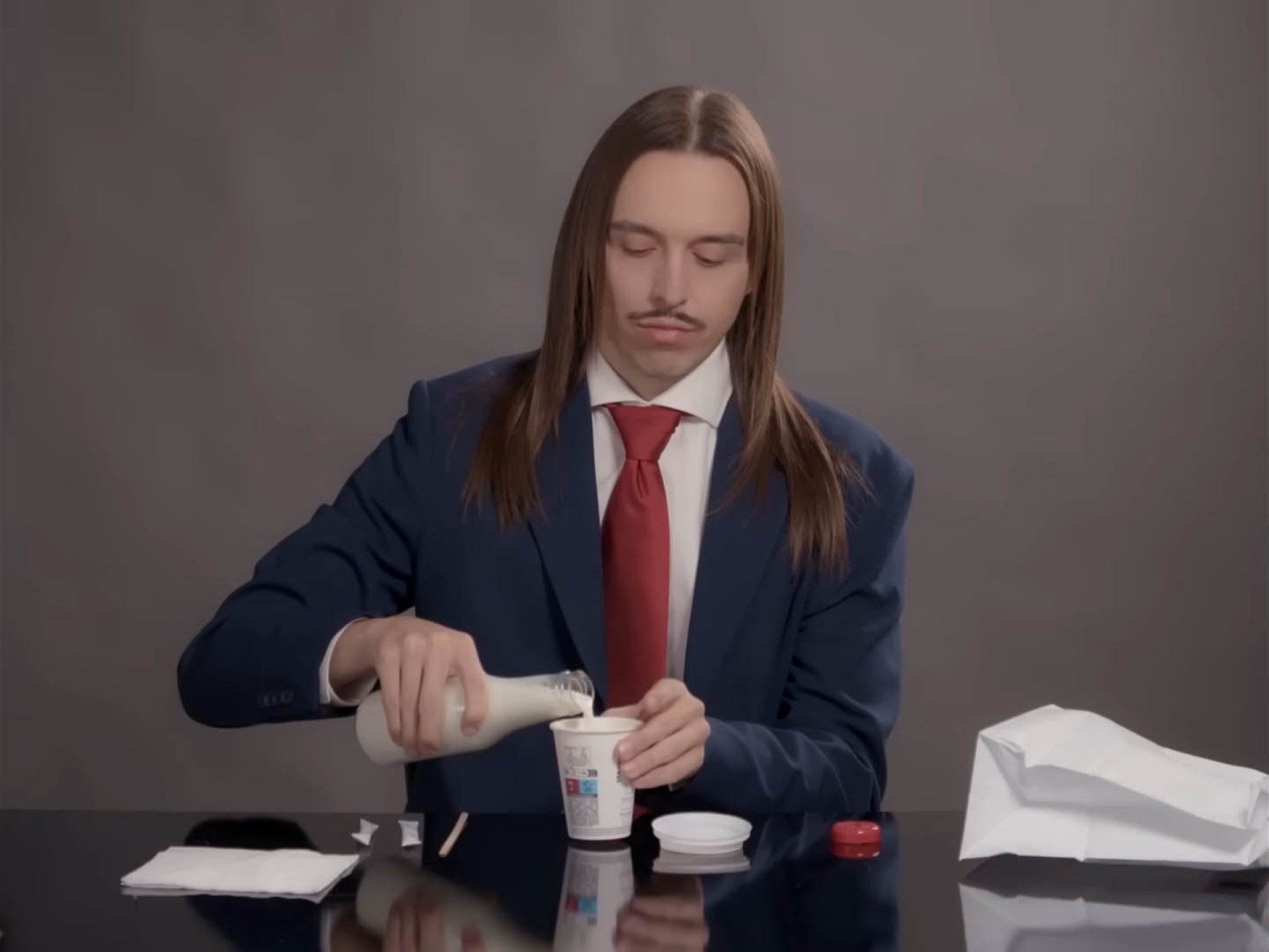 Tommy Cash - da non confondere con il leggendario Johnny Cash - è uno stravagante musicista rap estone che fa dell'ironia e provocazione un biglietto da visita che lo porterà all'Eurovision 2025 di Basilea, in Svizzera.