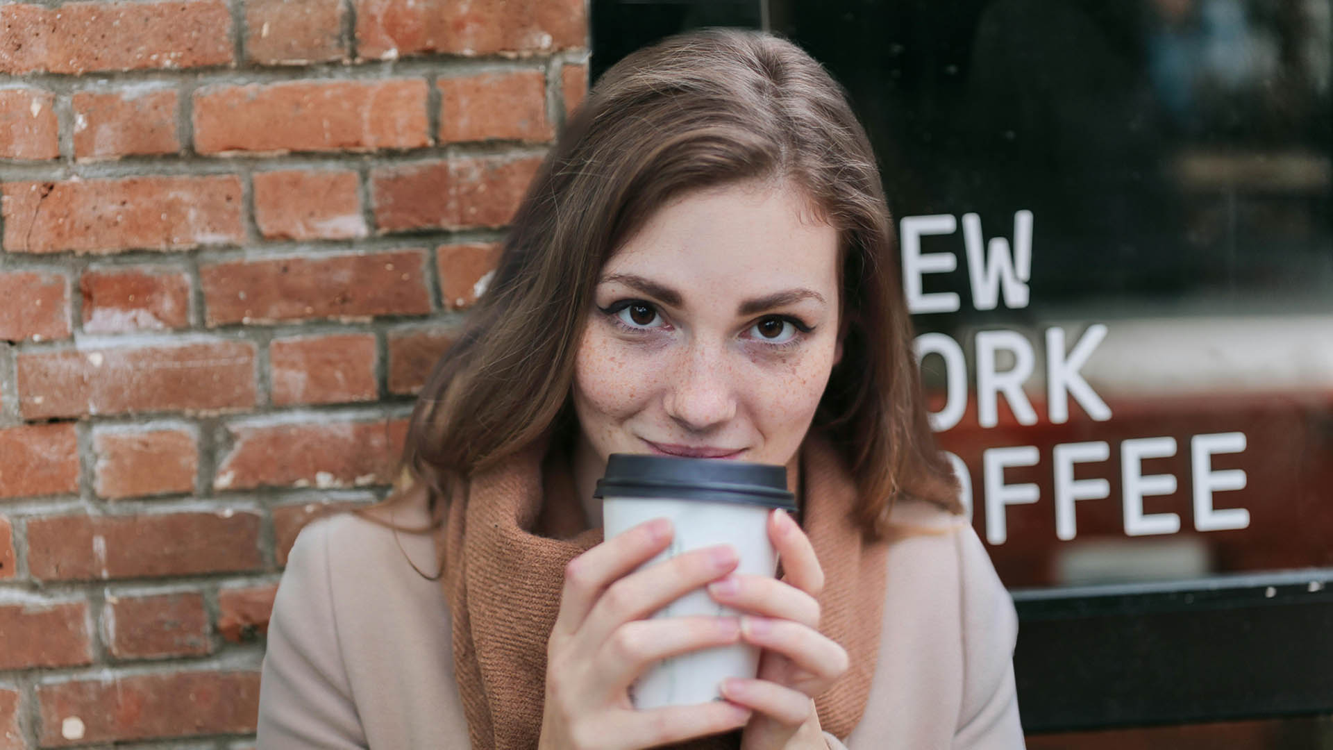 Il caffè americano take away da bersi on the go, nella classica tazza di carta con il coperchio in plastica