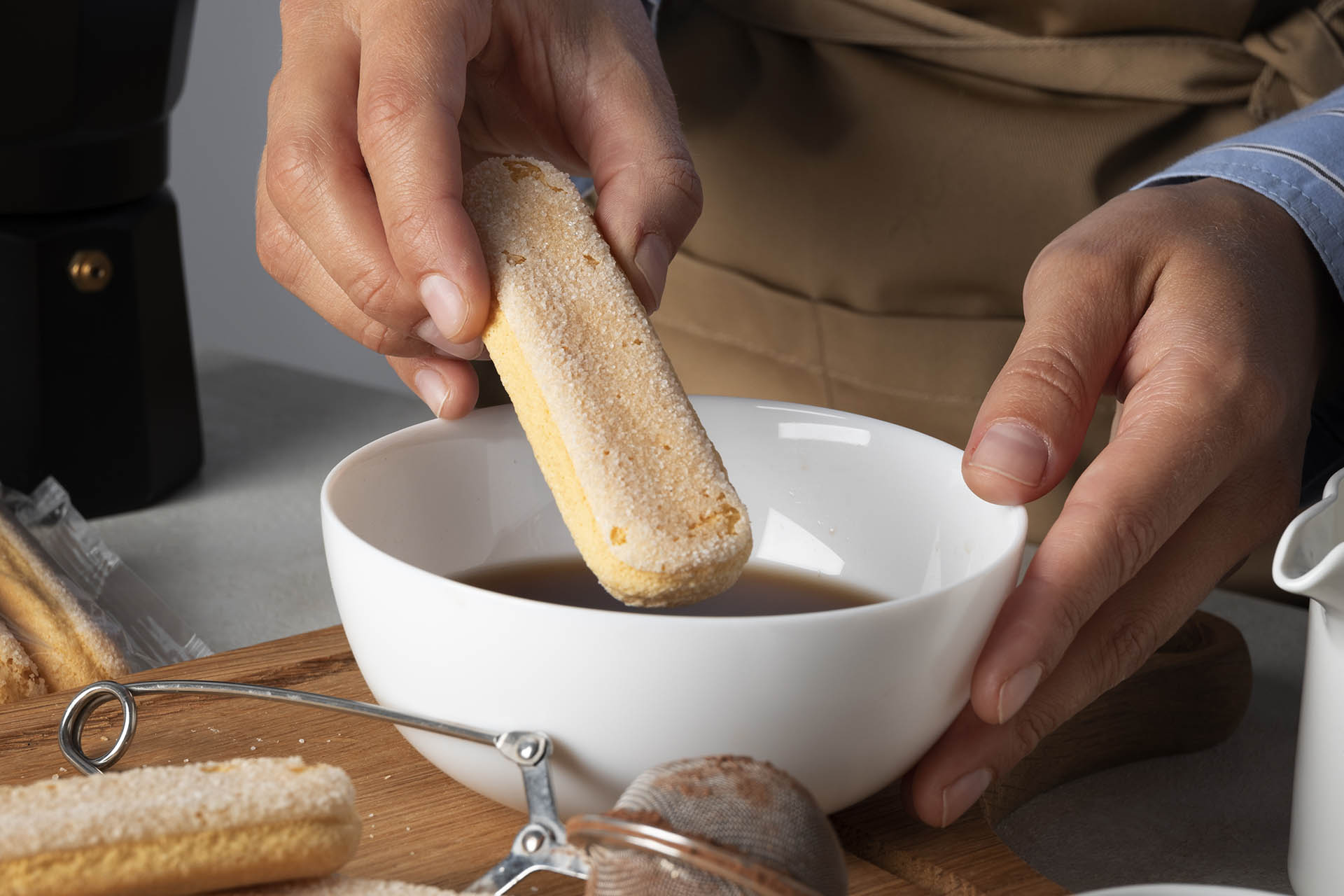 I savoiardi devono essere bagnati, non completamente inzuppati altrimenti si sfaldano e il tiramisù diventa una pappa senza consistenza