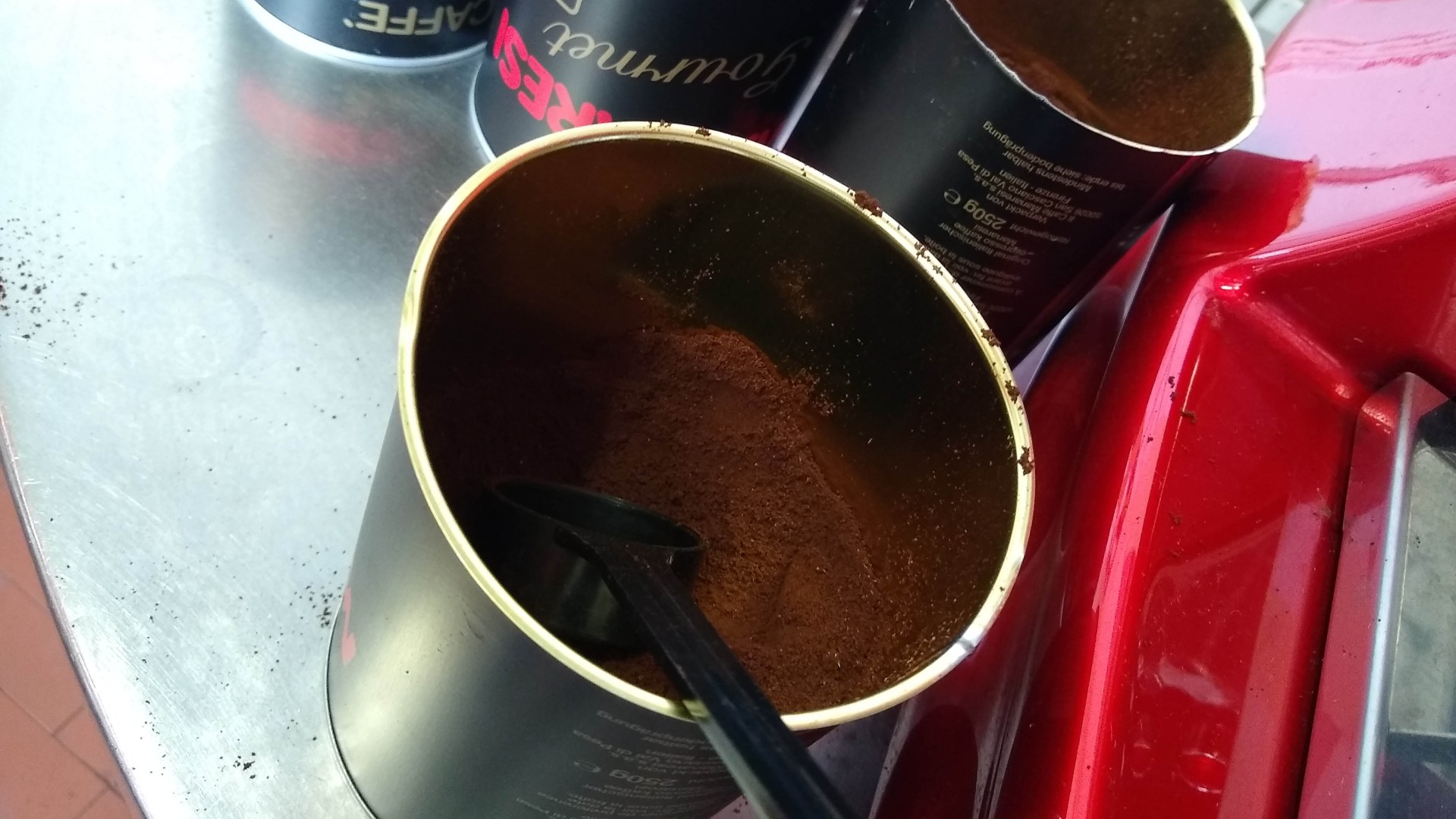 Foto in azienda, il barattolo con il caffè appena macinato che ci prepariamo per testare le tostature mentre ci prendiamo un buon caffè.