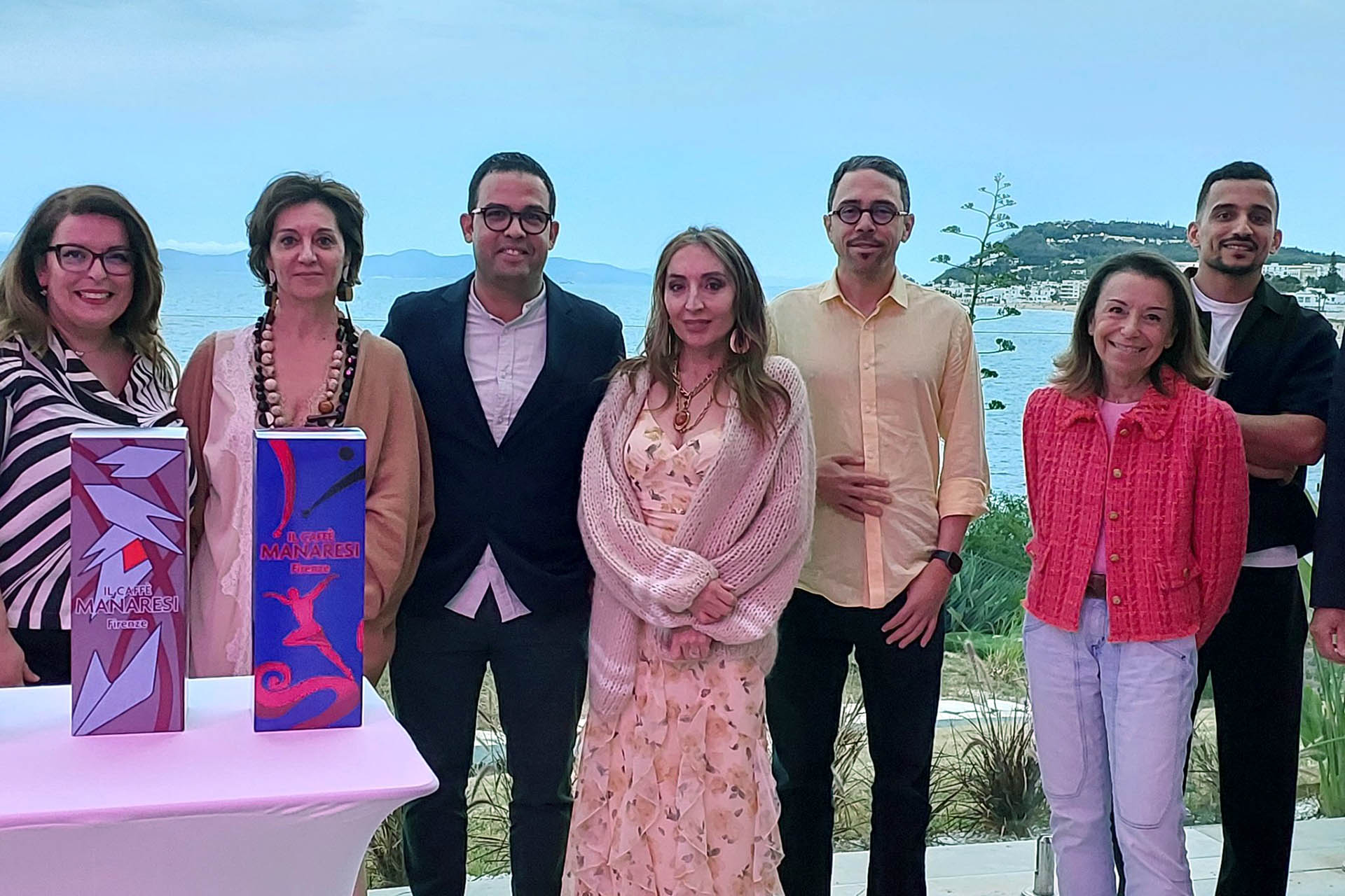 Foto con i nostri partner in Tunisia e il nuovo packaging curato dall'artista Angela De Nozza (al centro della foto)