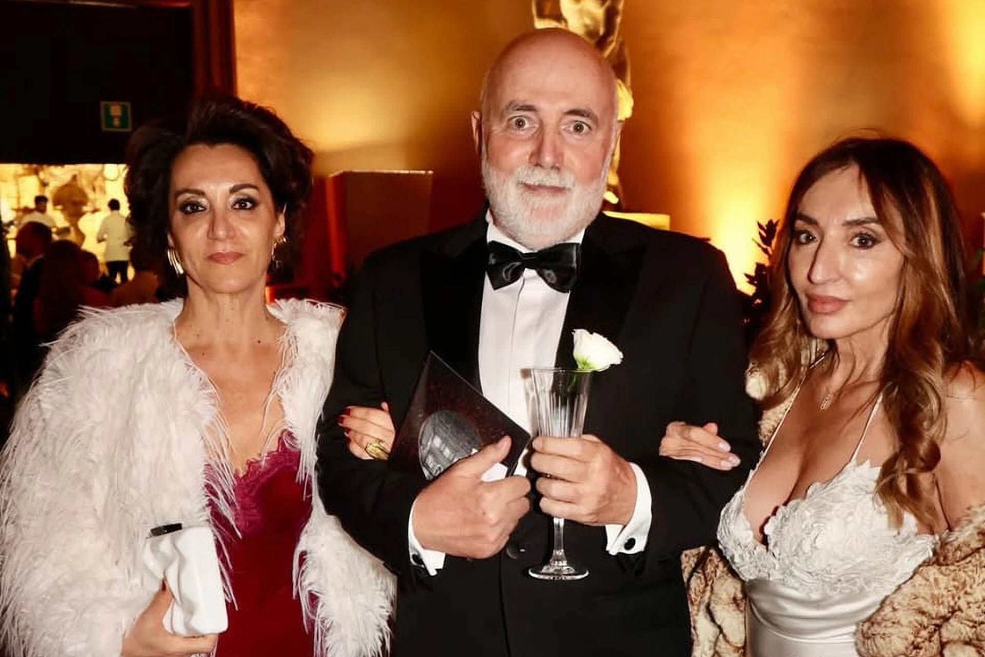 Alessandra Calcagnini, amministratrice de Il Caffè Manaresi, in compagnia dell'amico e attore Stefano Mascalchi e dell'artista Angela De Nozza, in occasione della cena per la Fondazione ANT