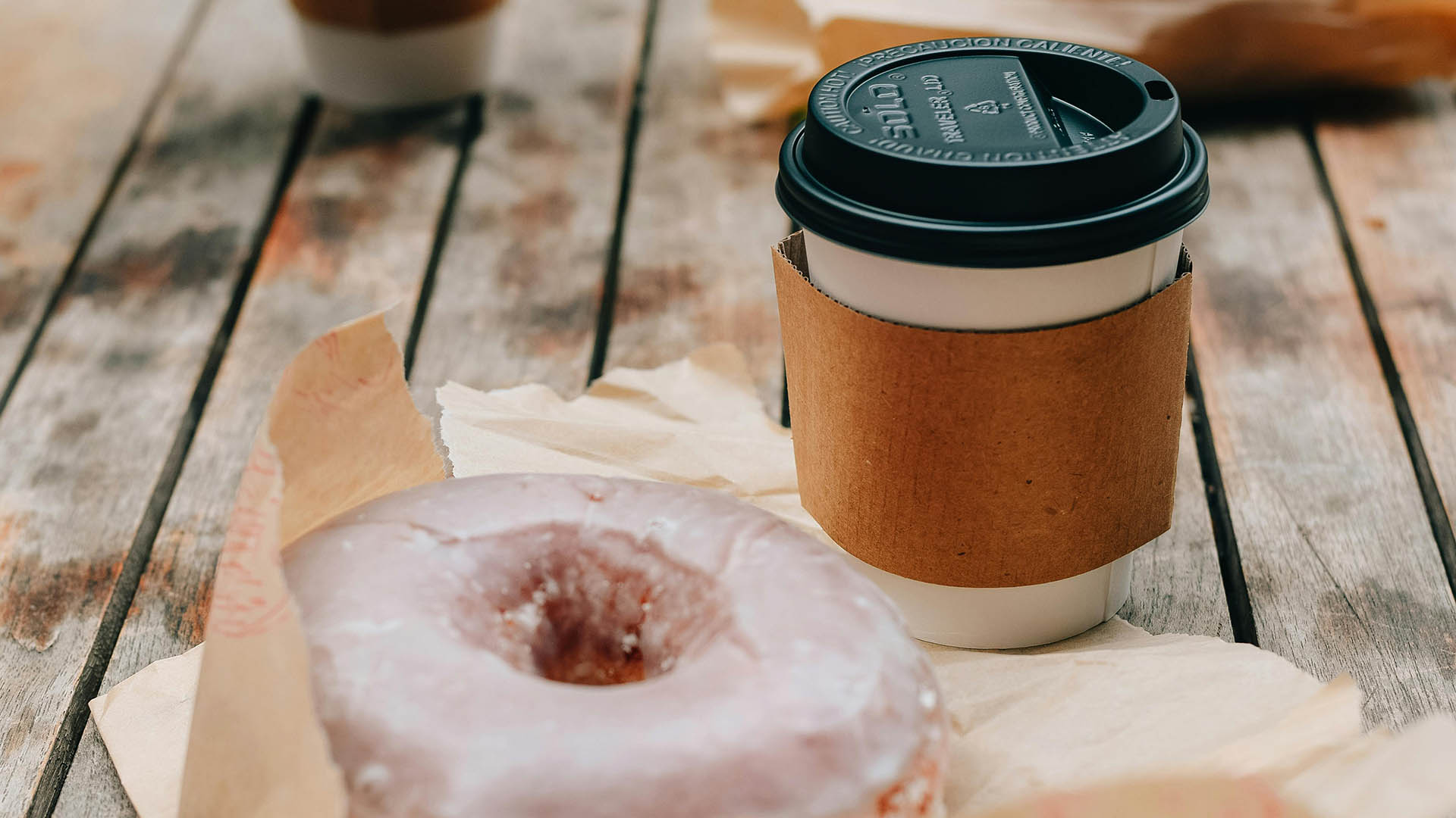 La classica tazza di carta con il coperchio in plastica e la fascia di carta per non bruciarsi, il caffè viene servito molto caldo. E dimenticate le nostre brioche, e cornetti, qui dominano i donuts, le famose ciambelline